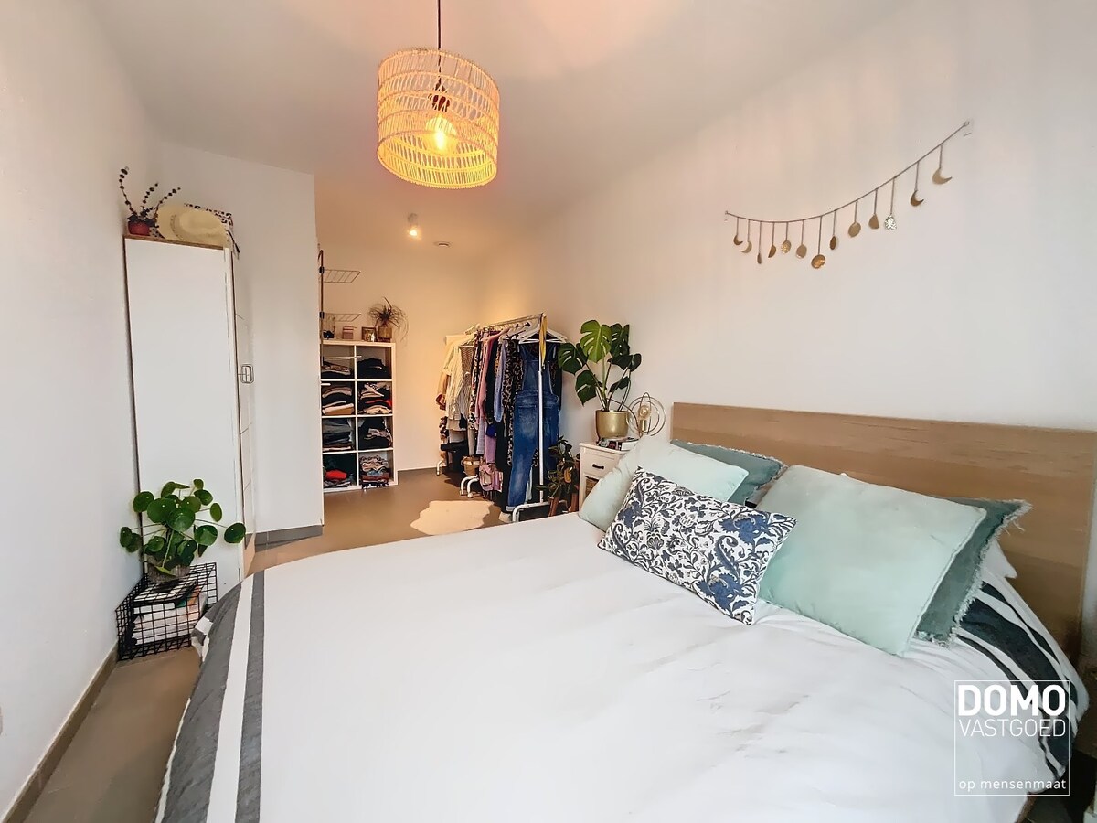 GELIJKVLOERS 1 SLAAPKAMER APPARTEMENT MET TUIN TE KERMT 