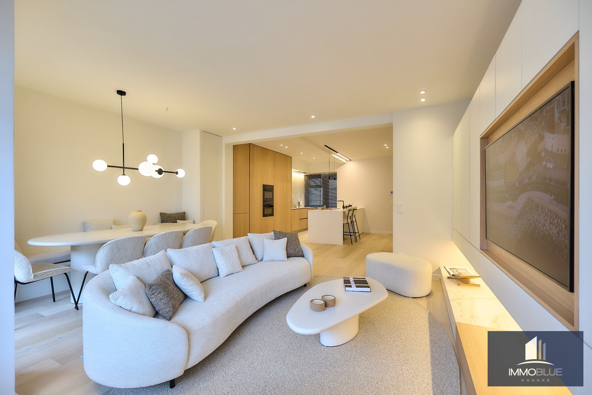 Appartement spacieux, entièrement rénové, avec quatre chambres et vue latérale sur la mer, situé à proximité de la Place Van Bunnen. 