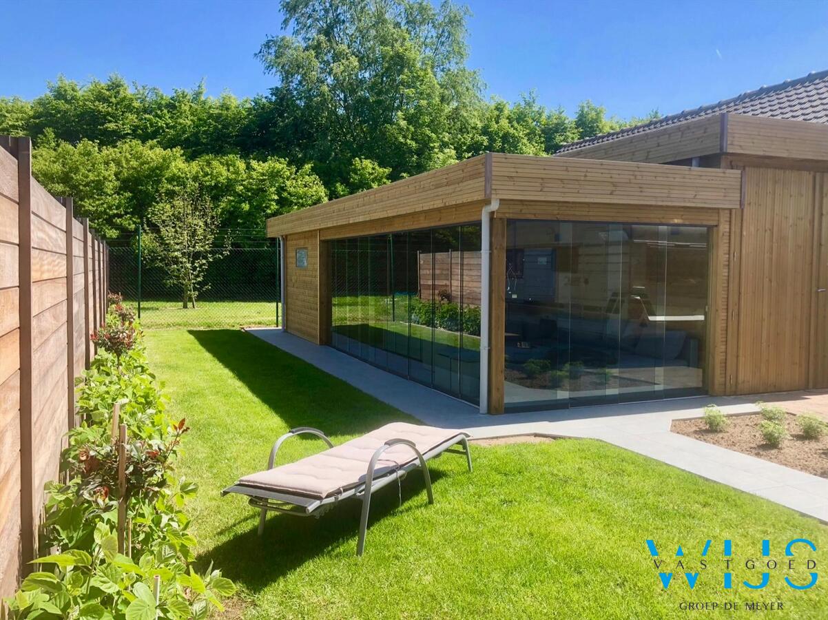 Tot in de puntjes gerenoveerde halfopen bebouwing met lounge gedeelte! 