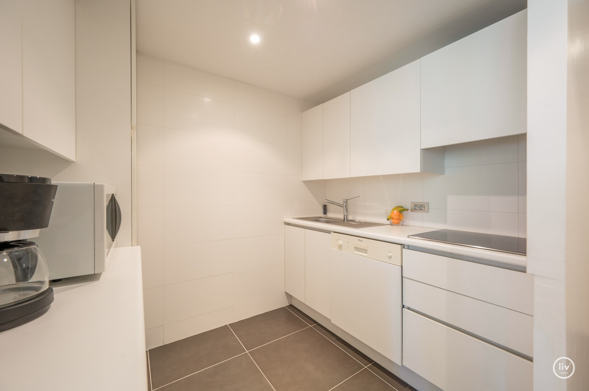 Instapklaar 2-slaapkamerappartement  gelegen te Piers de Raveschootlaan, vlakbij de Lippenslaan. 