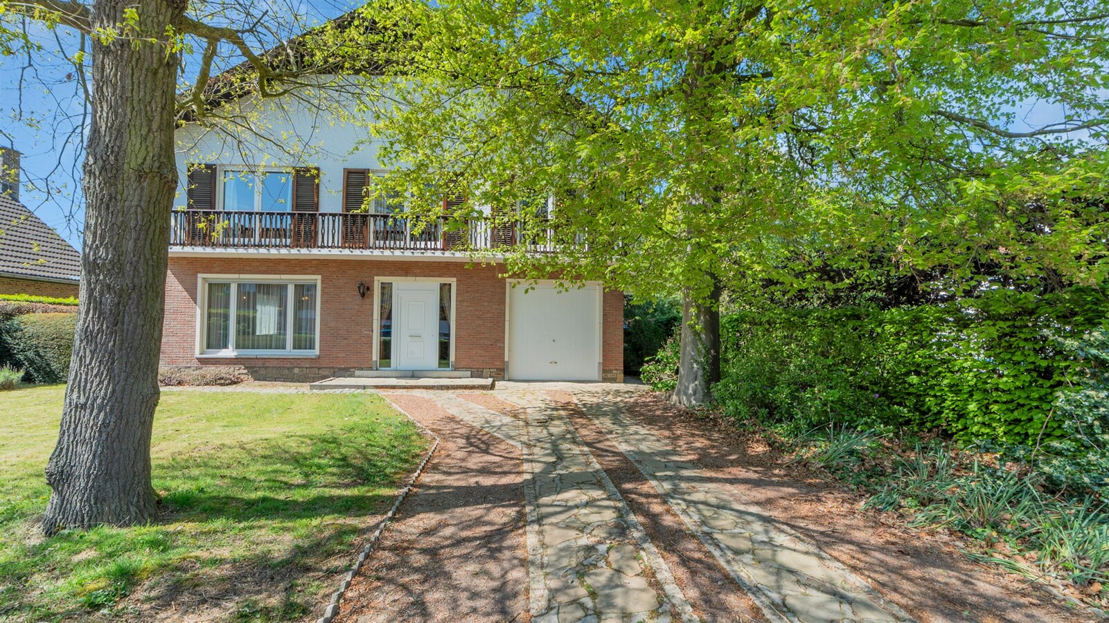 LINDEN ruime villa 4-6 slaapkamers met grote tuin 