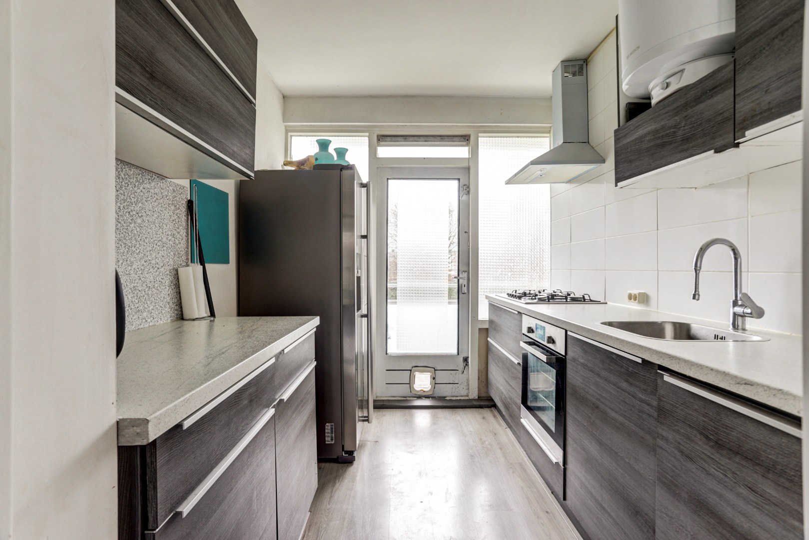 In "Het Lage Land" gelegen 4-kamer appartement met 3, slaapkamers, moderne keuken, 2 balkons,  berging in de onderbouw en gelegen op eigen grond! 