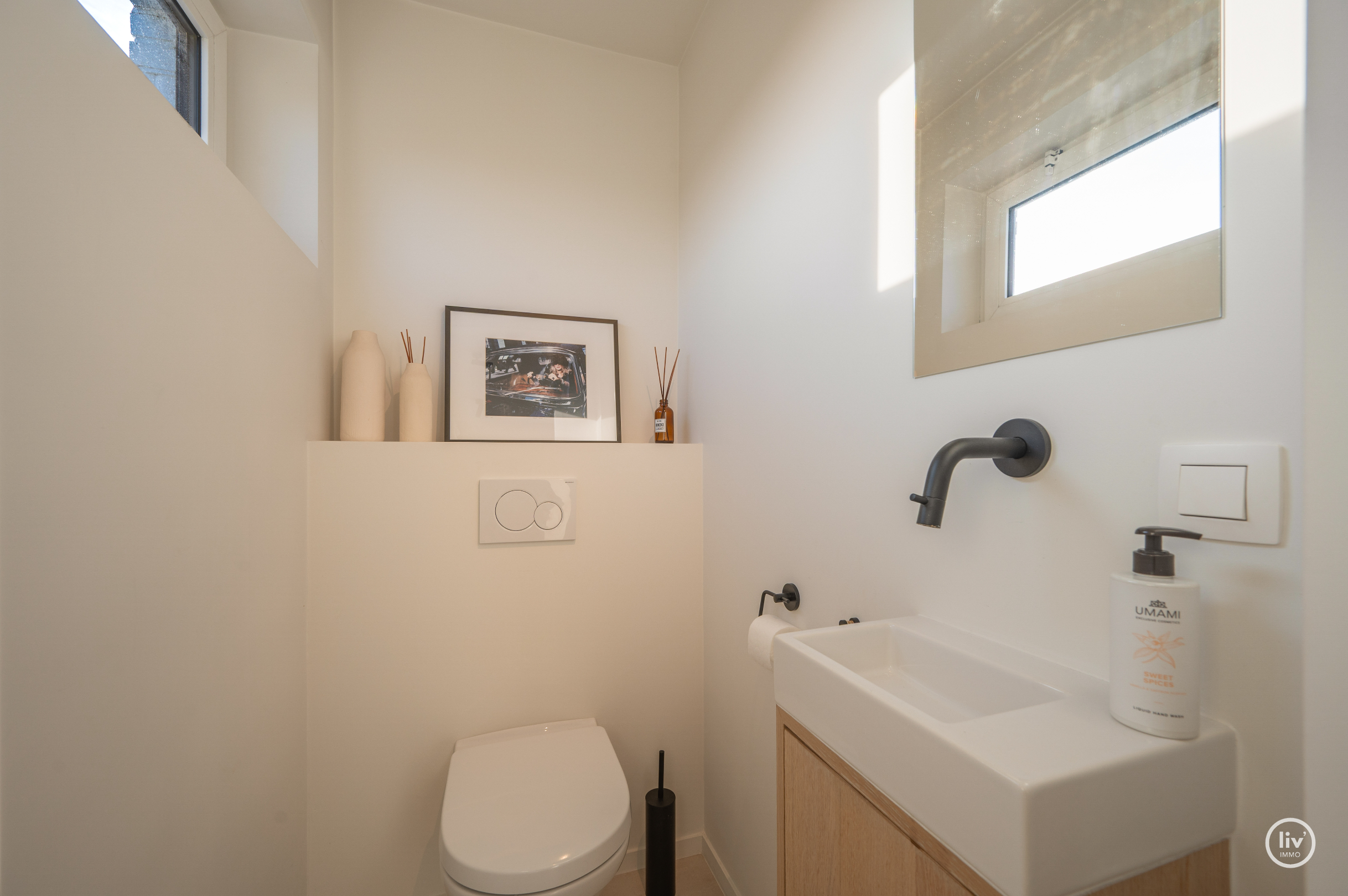 Voici la traduction en français :Appartement lumineux et également en penthouse, idéalement situé entre le Zoute et le centre commercial (possibilité d'acquérir une place de garage à proximité de l'ap 