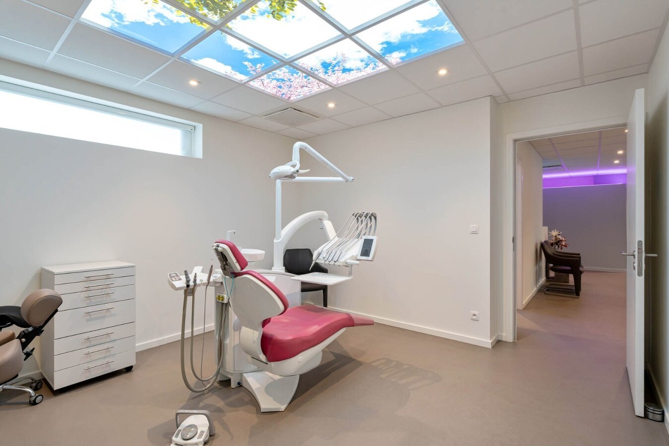 Ruim, zeer energiezuinig kantoor in het centrum van Neeroeteren met diverse mogelijkheden! 