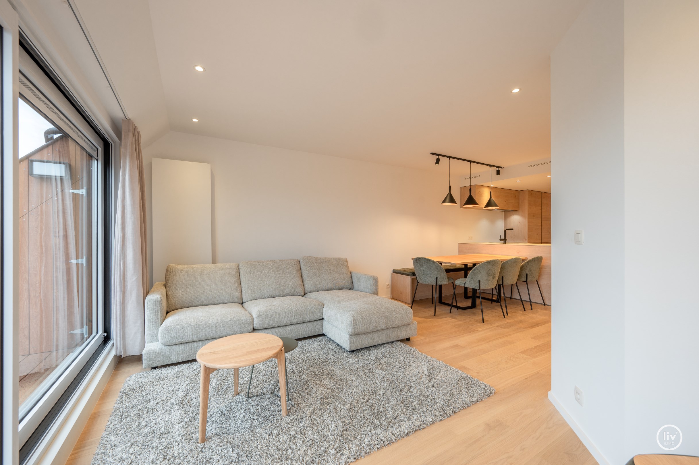 Un appartement en duplex rénové unique avec une magnifique terrasse ensoleillée offrant une vue dégagée situé sur la Kustlaan au cœur du Zoute. 