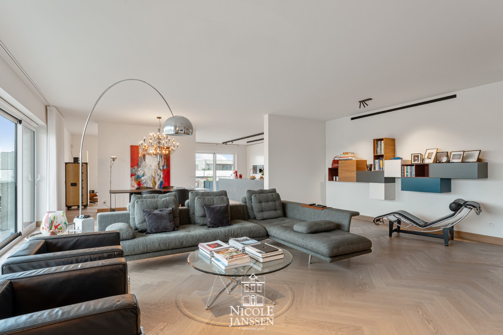 Open leefruimte met visgraatparket en prachtig uitzicht over het park