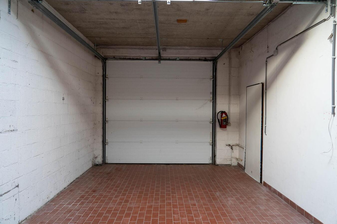 Commercieel gelegen winkel  met  parking 