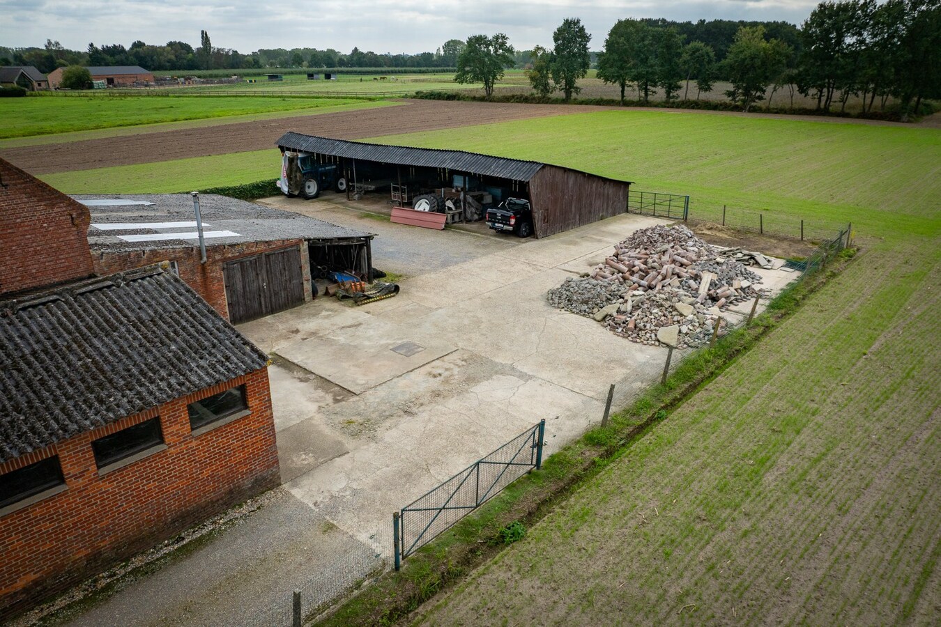 Farm to be renovated with stables and pastures on approximately 1.7 hectares in Herk-de-Stad. 
