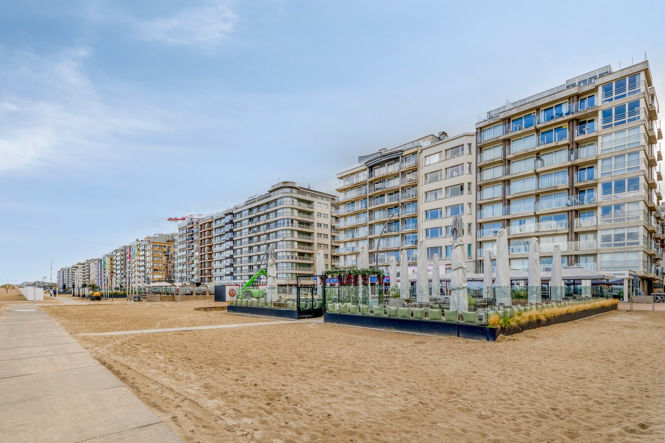Appartement à la déco moderne situé au 5e étage, rue Ankerweg, à La Panne : un point de départ idéal pour profiter pleinement de la vie au bord de la mer. 