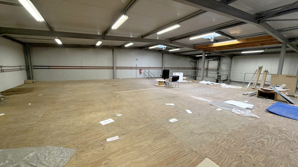 Bedrijfsgebouw met laadkades te huur nabij E313 in Olen