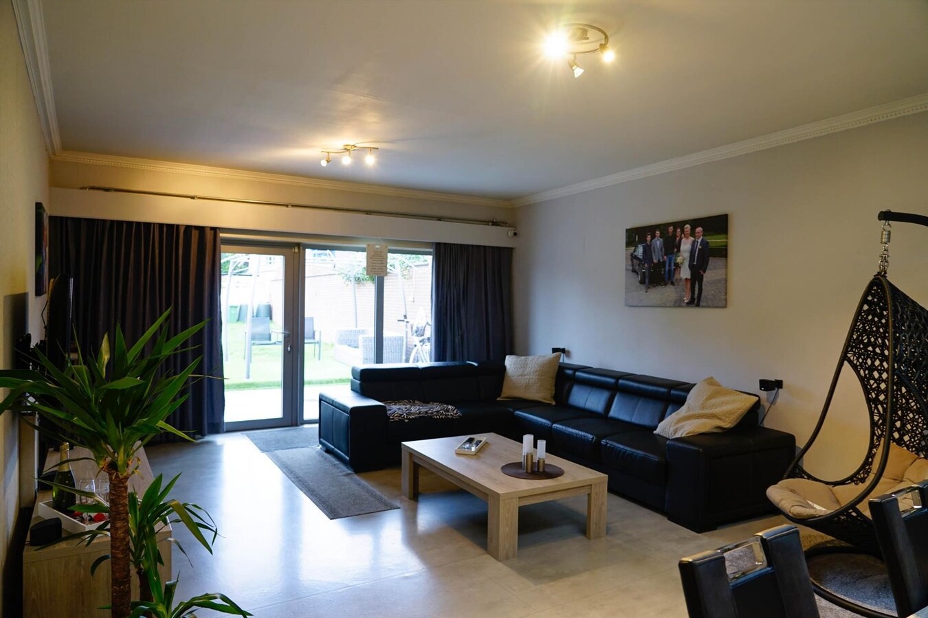 Handelsgelijkvloers met 2 winkels, kantoren, parking 