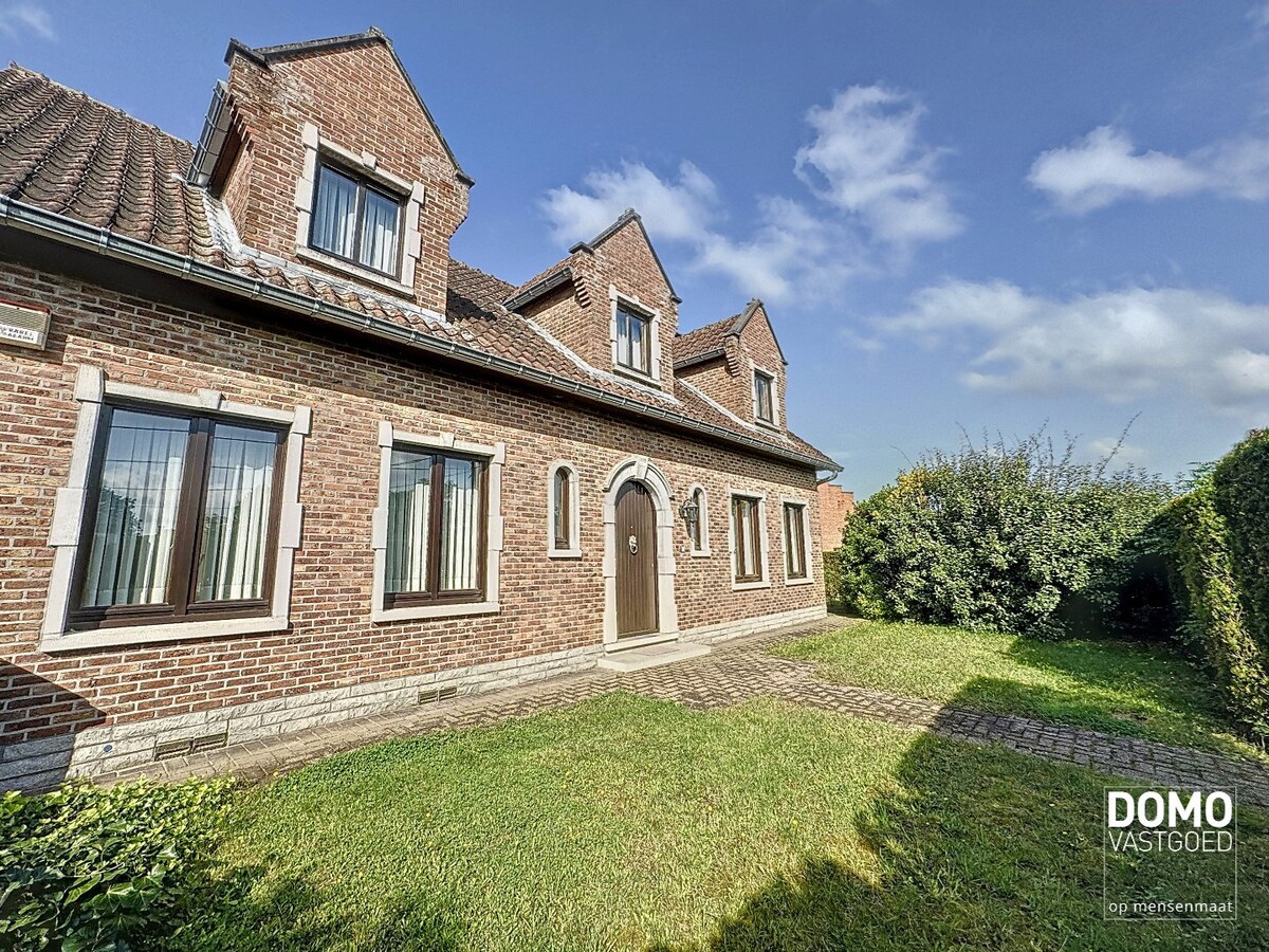 Ruime open bebouwing woning met afgesloten tuin te Kermt. 