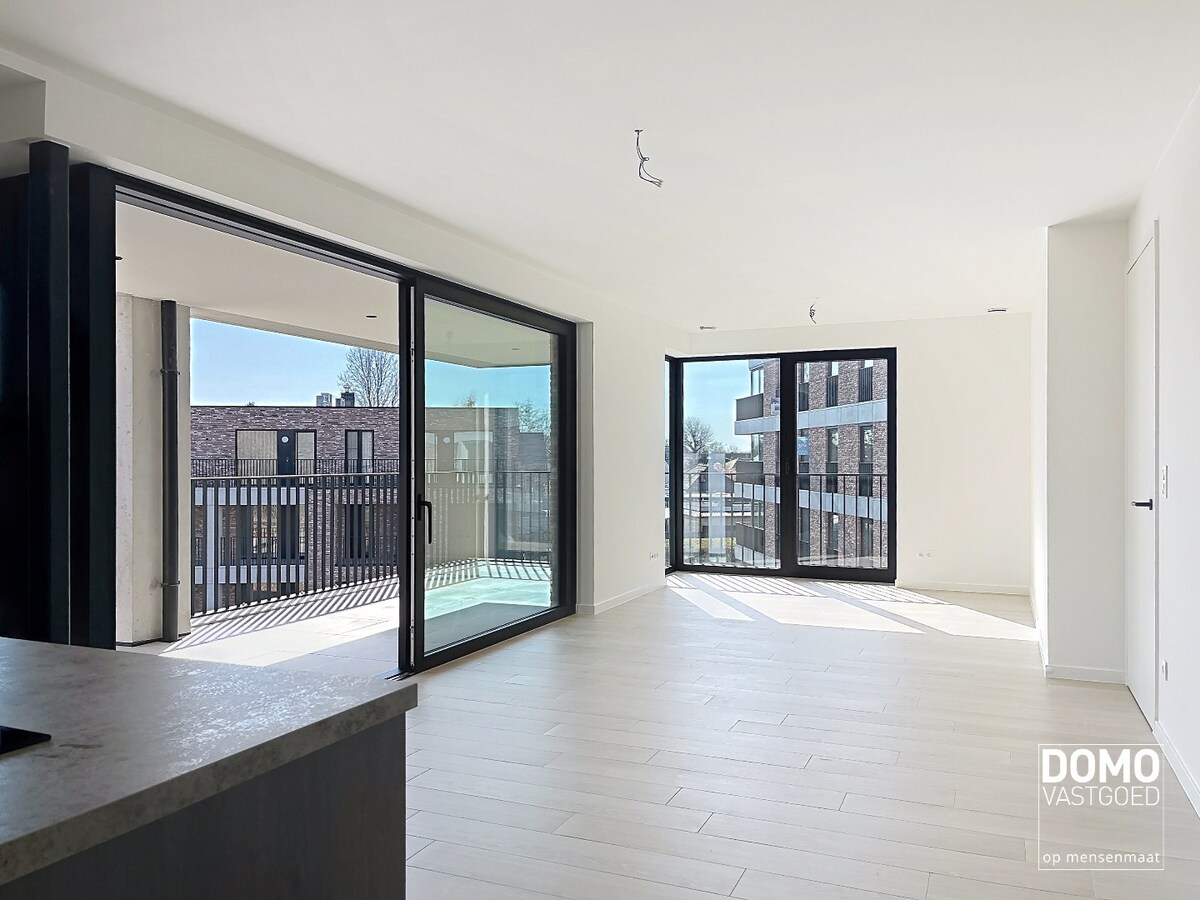 RUIM APPARTEMENT MET PRACHTIG TERRAS, LIFT EN GARAGEBOX IN CENTRUM KERMT 