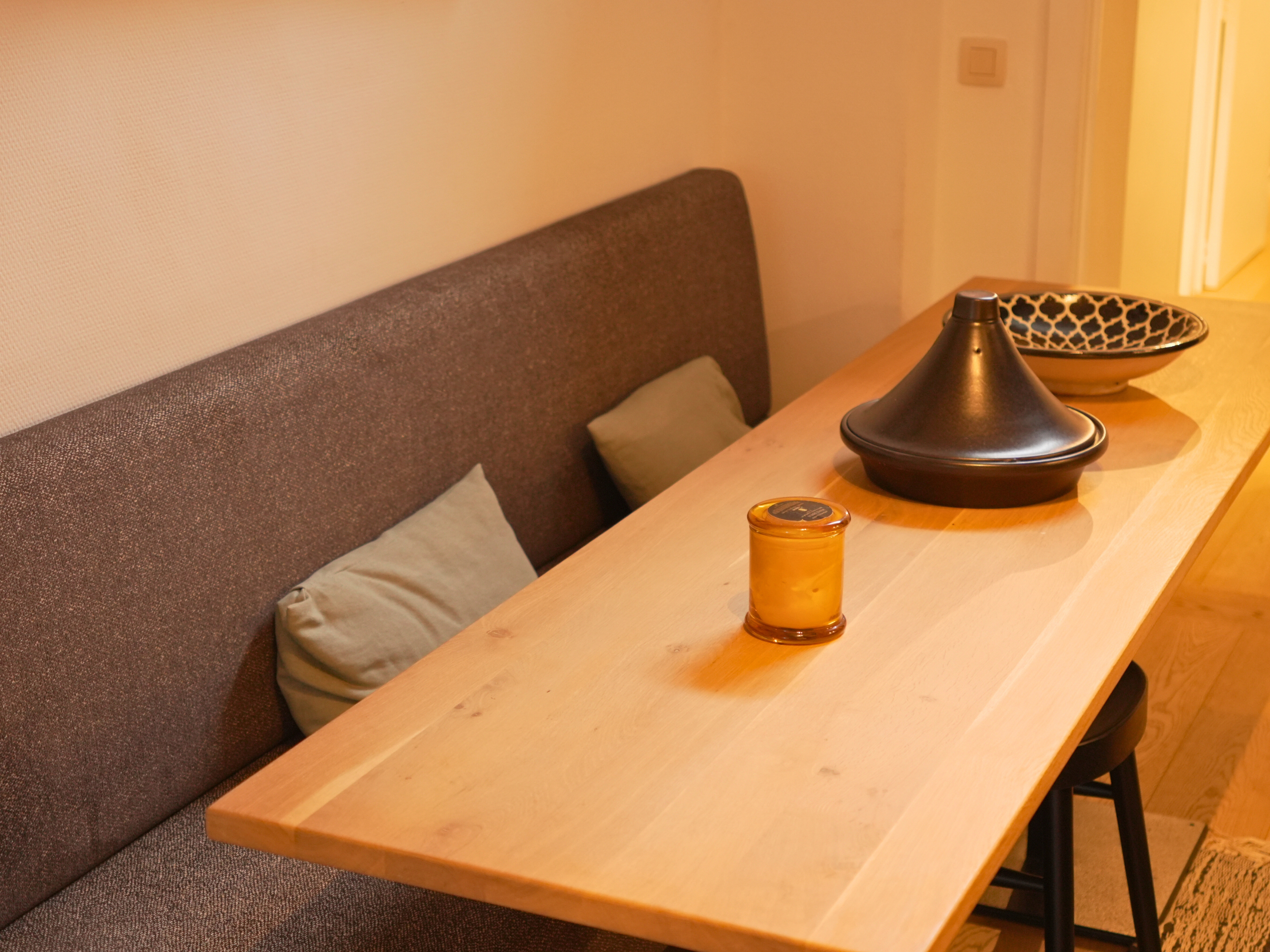 Instapklaar gelijkvloers-appartement met 2-slaapkamers centraal liggen tussen het Zoute en de Lippenslaan. 
