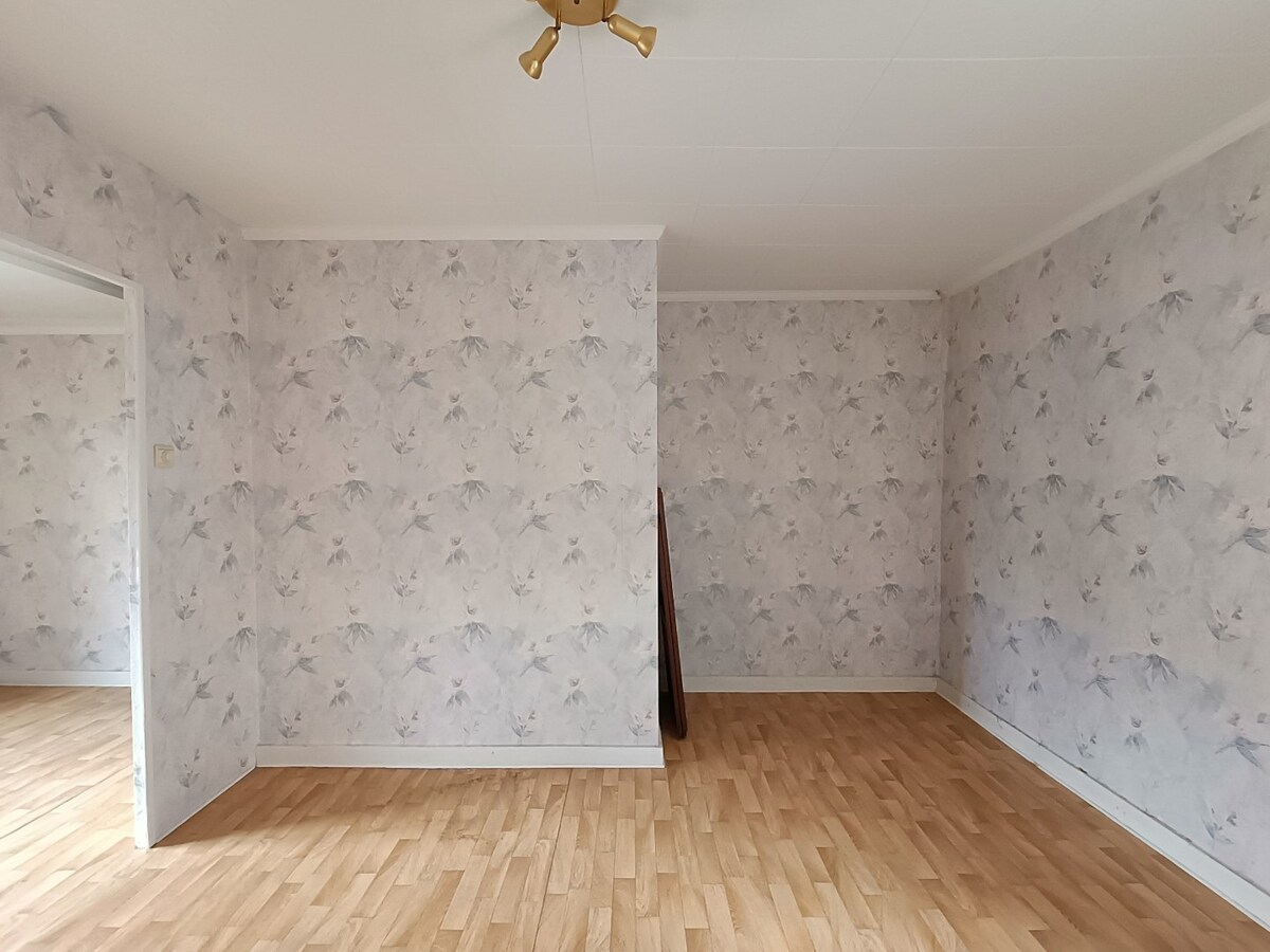 Te renoveren, lichtrijke woning met stadskoer in het hart van Assebroek. 