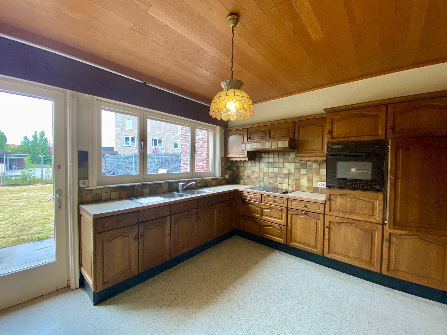 Degelijke te renoveren halfopen woning met tuin en garage op 293 m²! 
