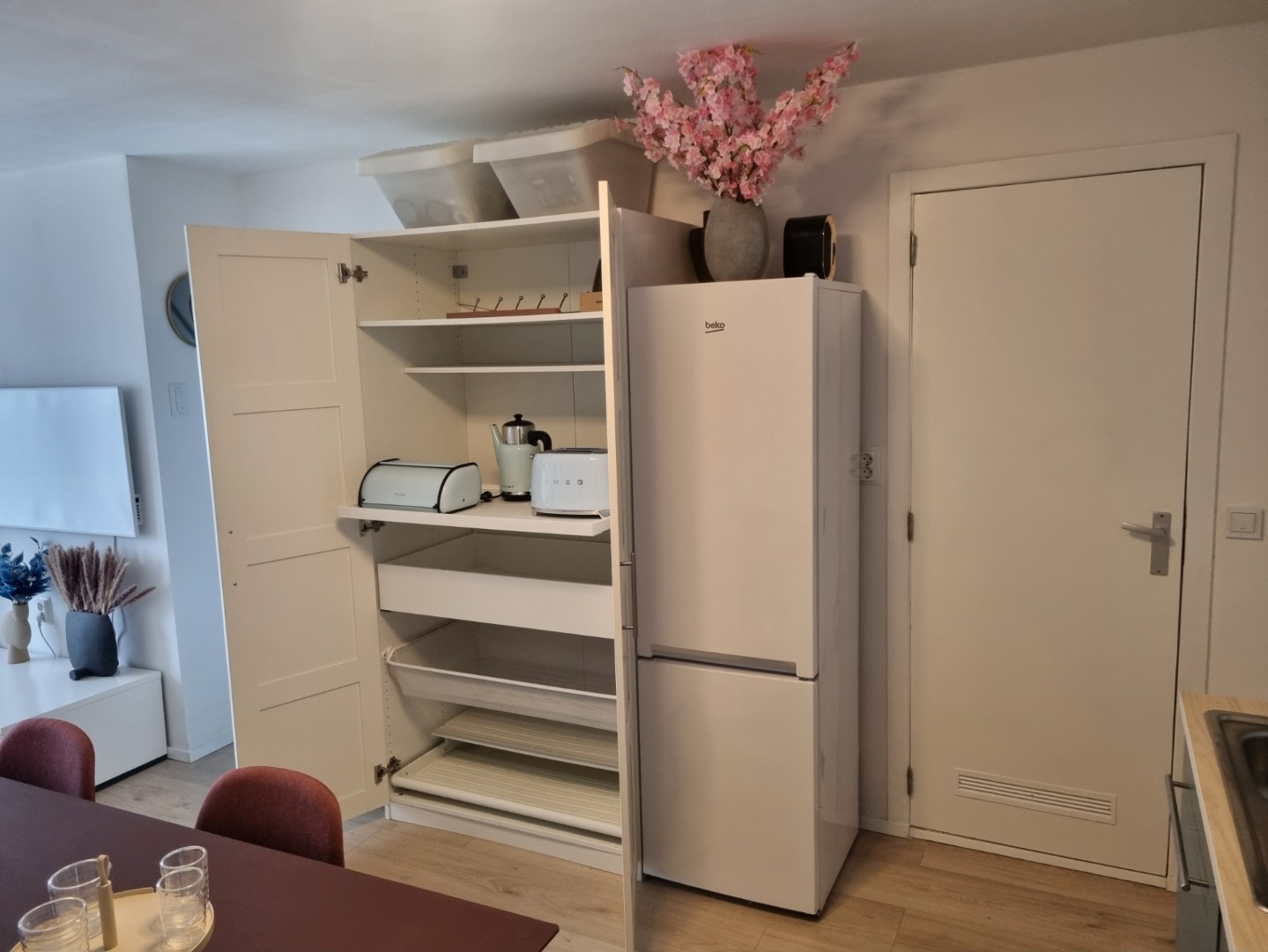 Woon-aanbieding 2 voor de prijs van één! Verrassend ruime 5-kamer woning, zonnige achtertuin, 2 keukens, 2 badkamers, parkeergelegenheid voor de deur.. 