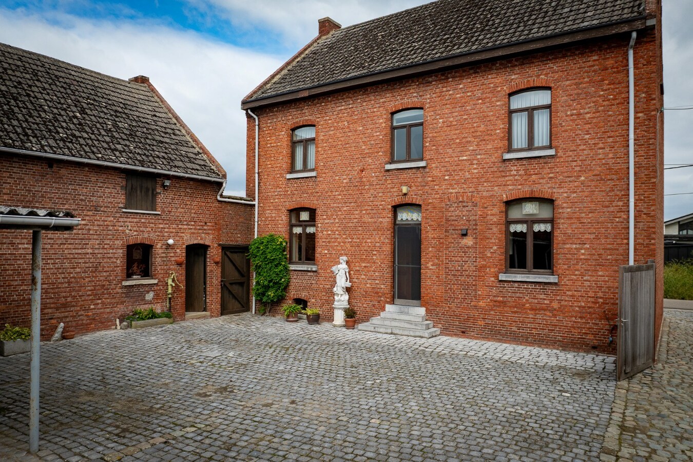 Farm to be renovated with stables and pastures on approximately 1.7 hectares in Herk-de-Stad. 