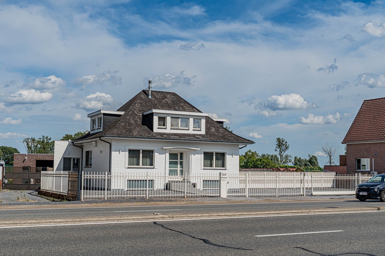 Commercieel gelegen woning met magazijn en parking 