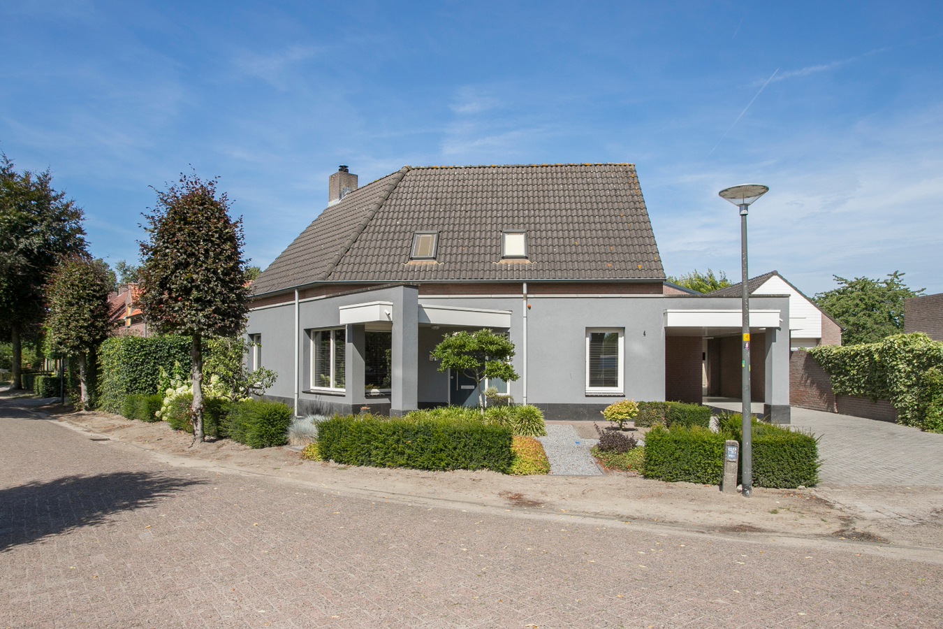 Deze moderne en royale vrijstaande woning staat op een rustige woonlocatie op een mooi hoekperceel. 