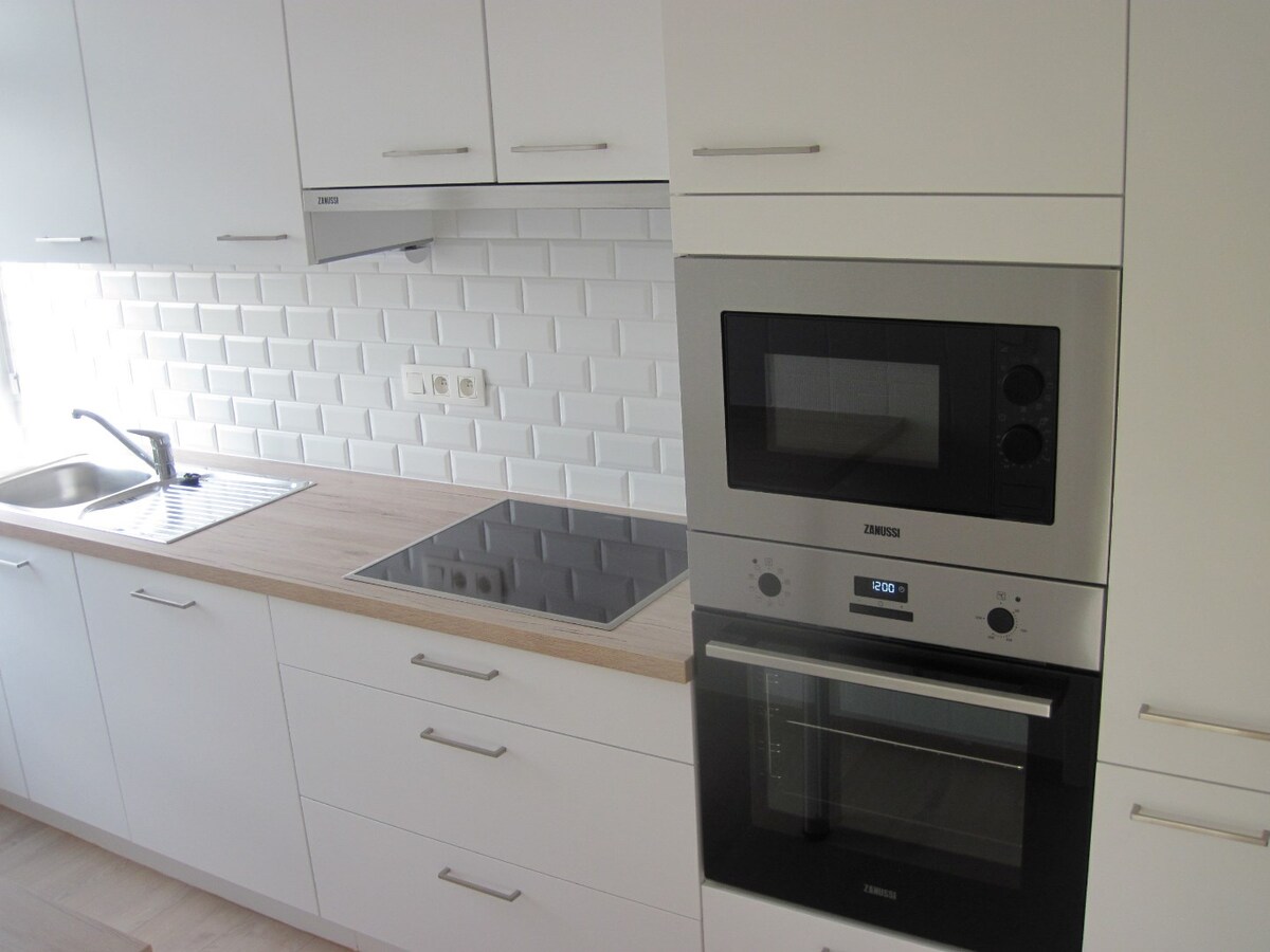 Luxueus appartement met garage en berging (kelder). 