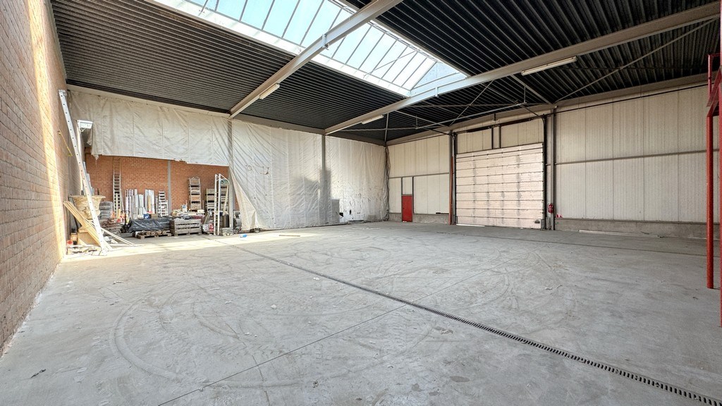 Magazijn met kantoren te huur vlakbij A12 in Wilrijk