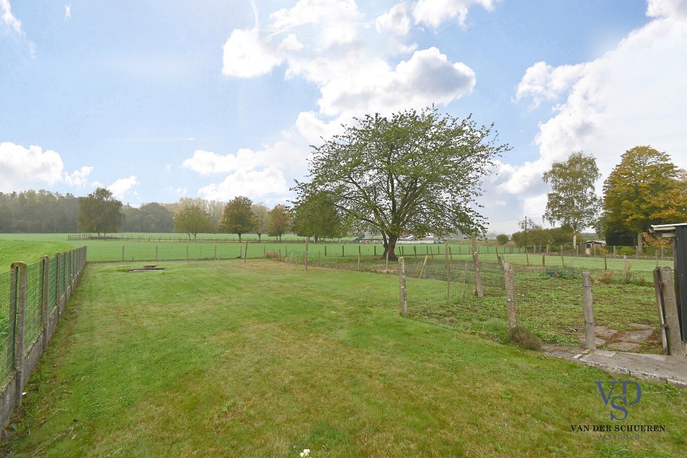 Te renoveren woning met uniek uitzicht op de omliggende akkers 