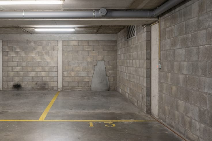 Ruime autostaanplaats te Res. Marco Polo op 50m wandelen van de Zeedijk (uitzonderlijk aanbod!) 