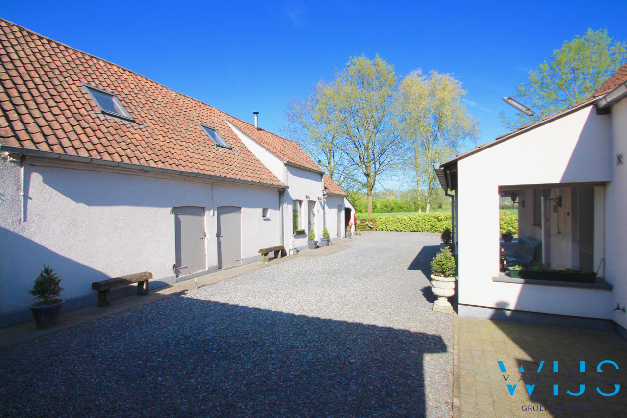 Fenomenaal gelegen Hoeve met bijgebouwen te Assenede ! 