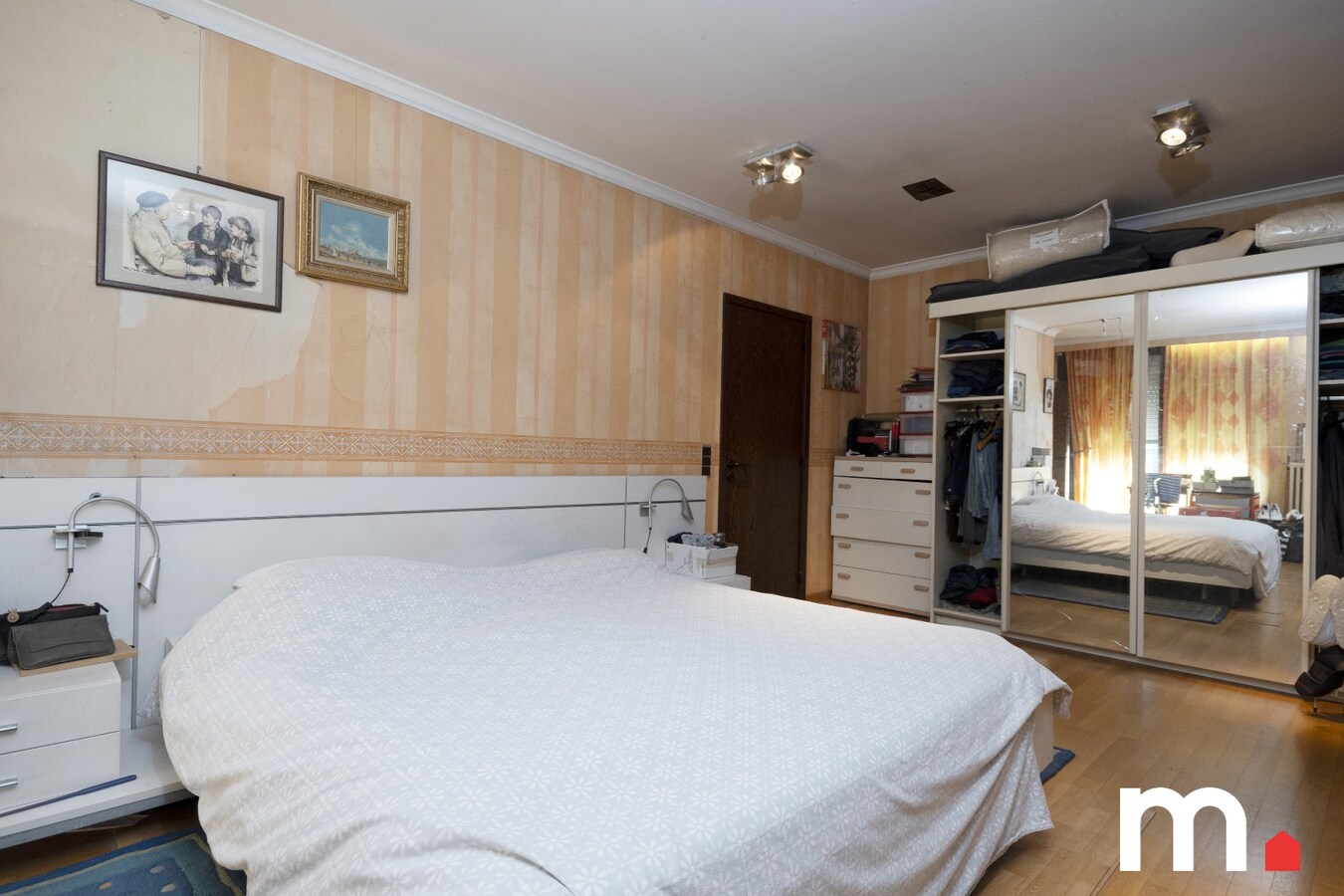 Unieke Villa te Roeselare op 2258m² met 28 zonnepanelen en 432m² bewoonbare oppervlakte! 