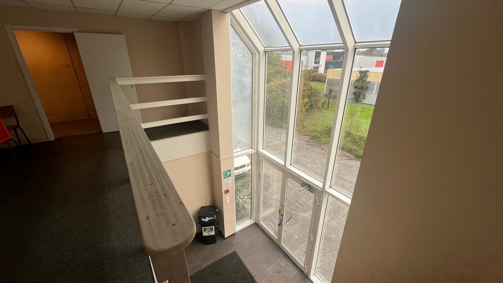 Magazijn met kantoren te huur in Industriepark Drongen