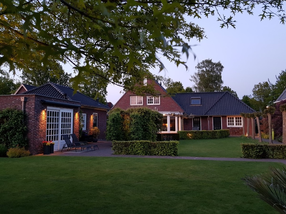 Luxe afgewerkt landhuis met gastenverblijf op een mooie locatie nabij het centrum van Hulsel gelegen op een perceel van 1264 M². 