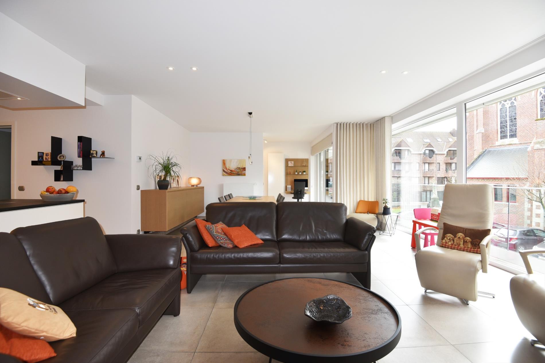 Recent en stijlvol app. met 2 slpks, kelders &amp; terras te Heist 