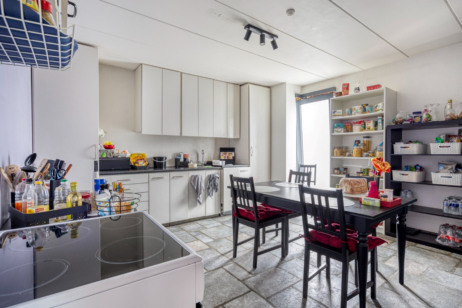 Villa met praktijkruimte op perceel van 1.817m² te Geel 