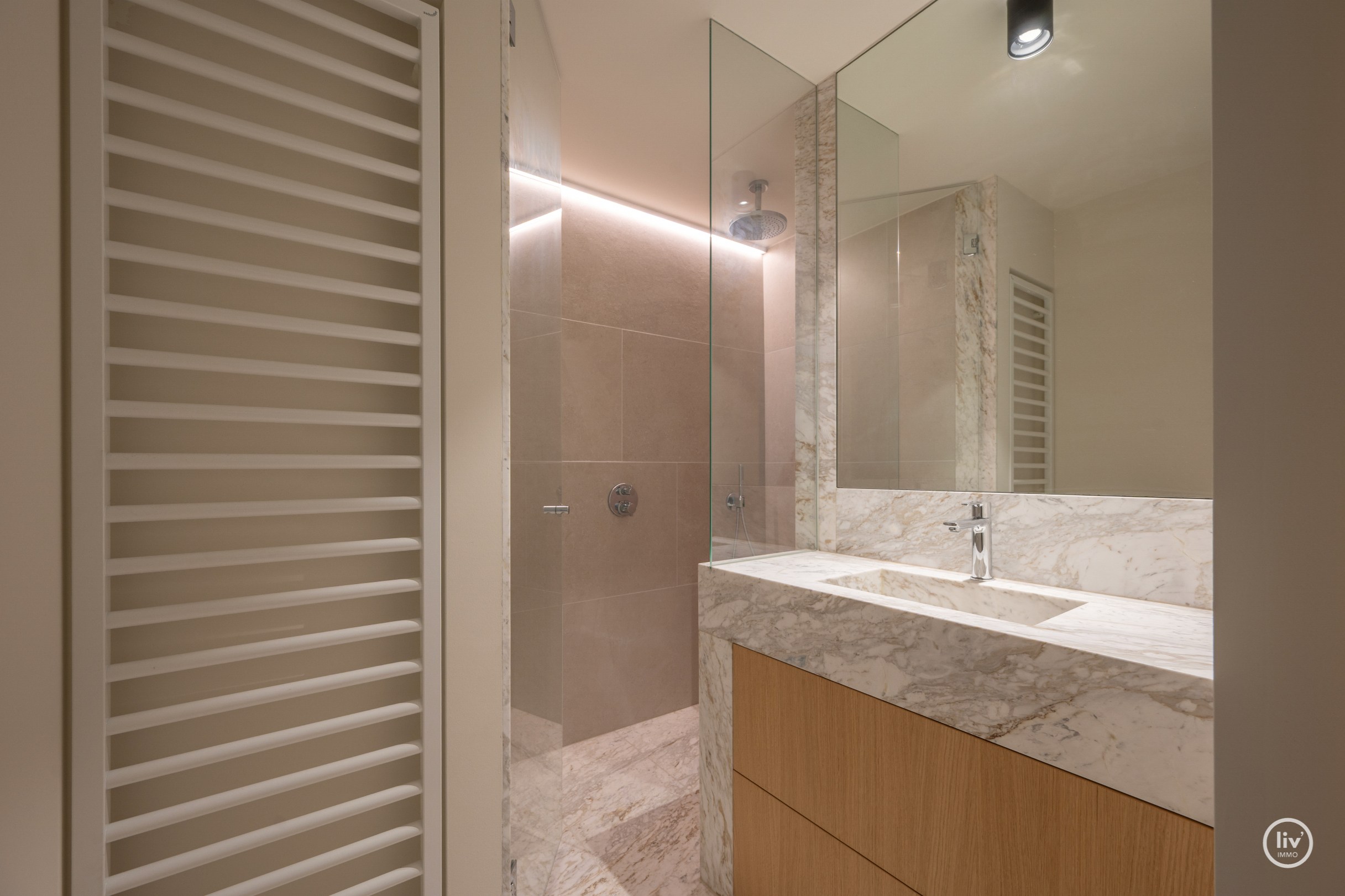 Parchtig afgewerkte penthouse met magnifieke terrassen van +/-40m2 en 3 ruime slaapkamers te Leopoldlaan gelegen. 