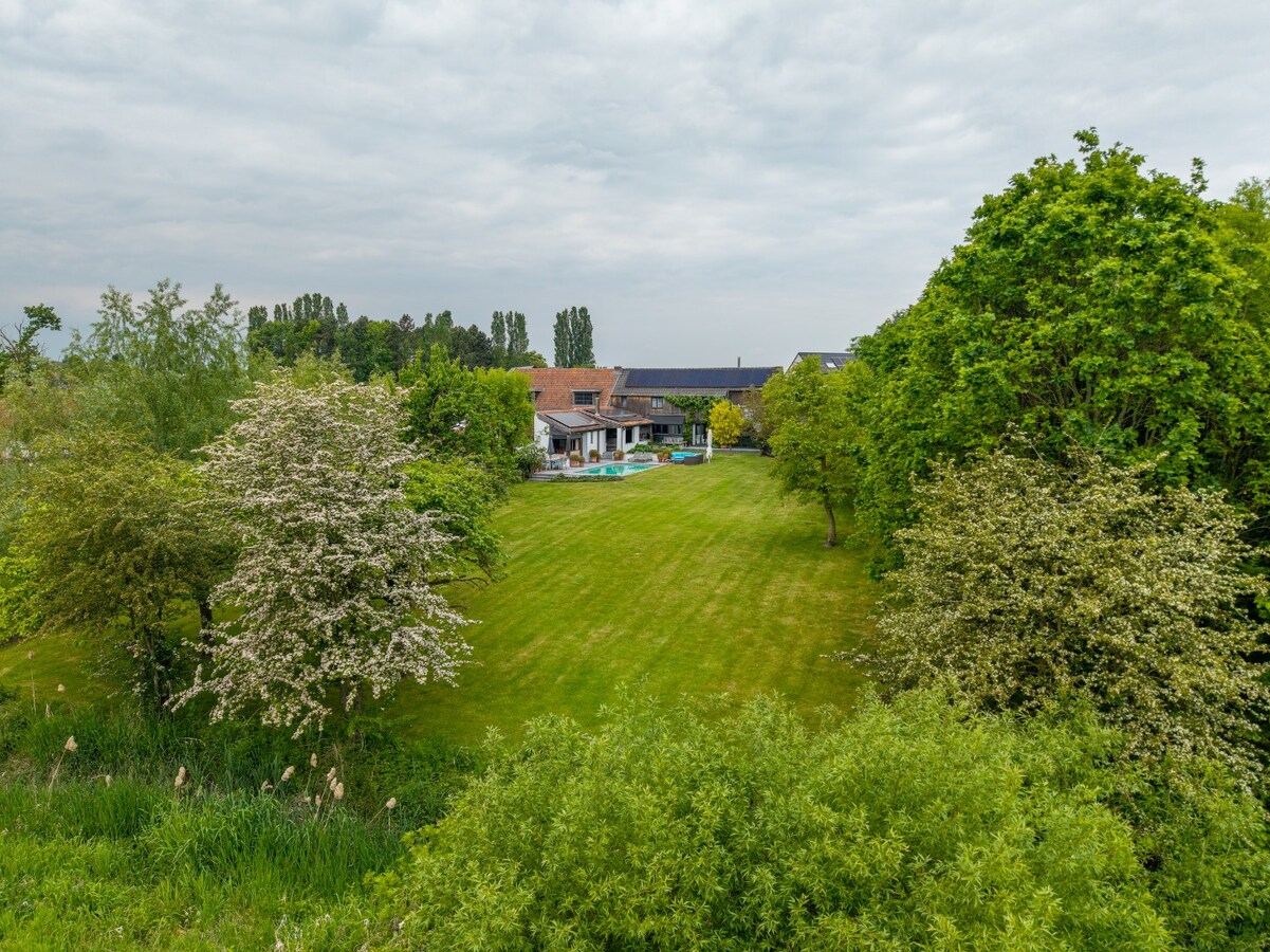 Karaktervolle woning met unieke uitstraling, omgeven door groen en absolute privacy 