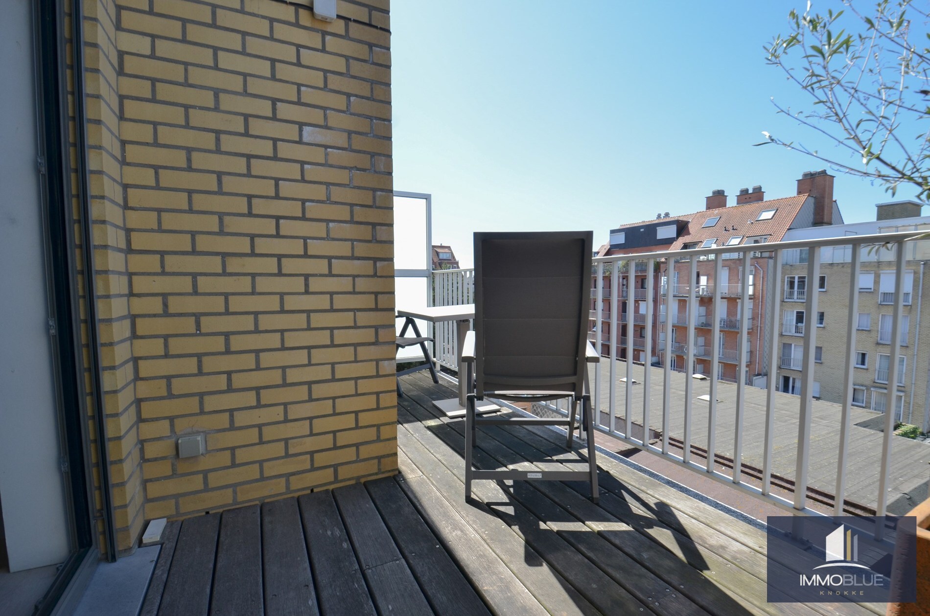 Duplex mezzanine lumineux et spacieux à louer, situé à deux pas de la mer. 