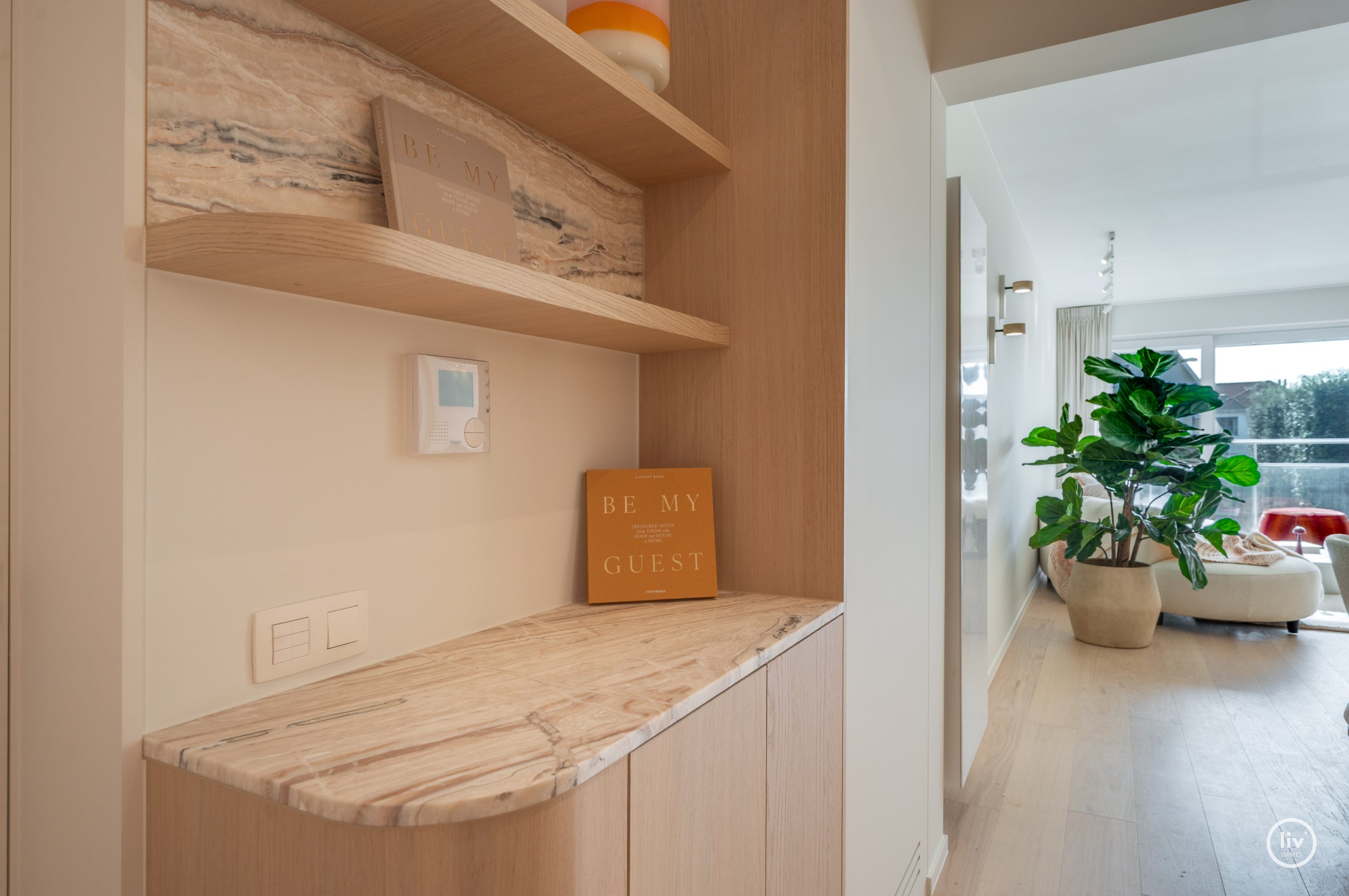 Prachtig gerenoveerd 3 slaapkamerappartement met open zichten gelegen op de Jozef Nellenslaan te Knokke. 