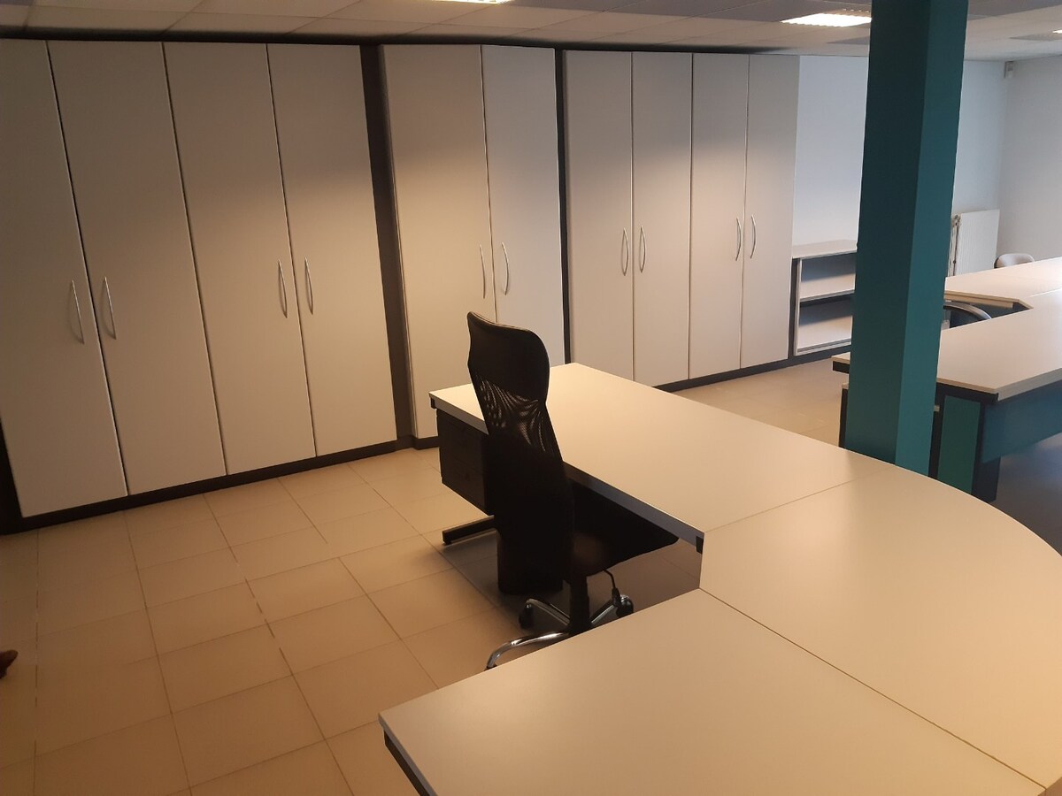 Ruim en instapklaar kantoor met parking; 