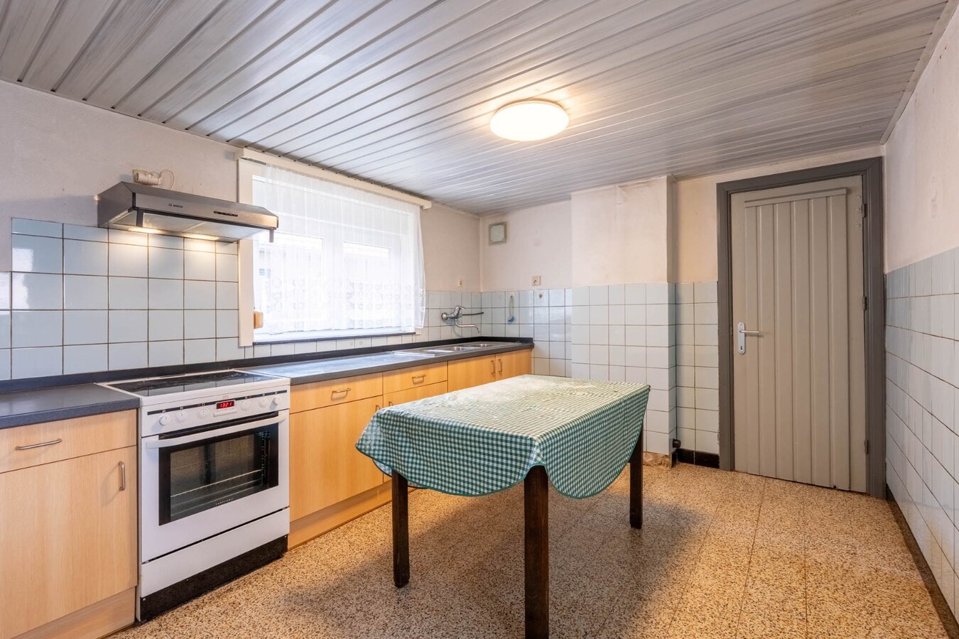 Charmante, te renoveren woning op een perceel van 9a14ca met ruime garage in achtertuin! 