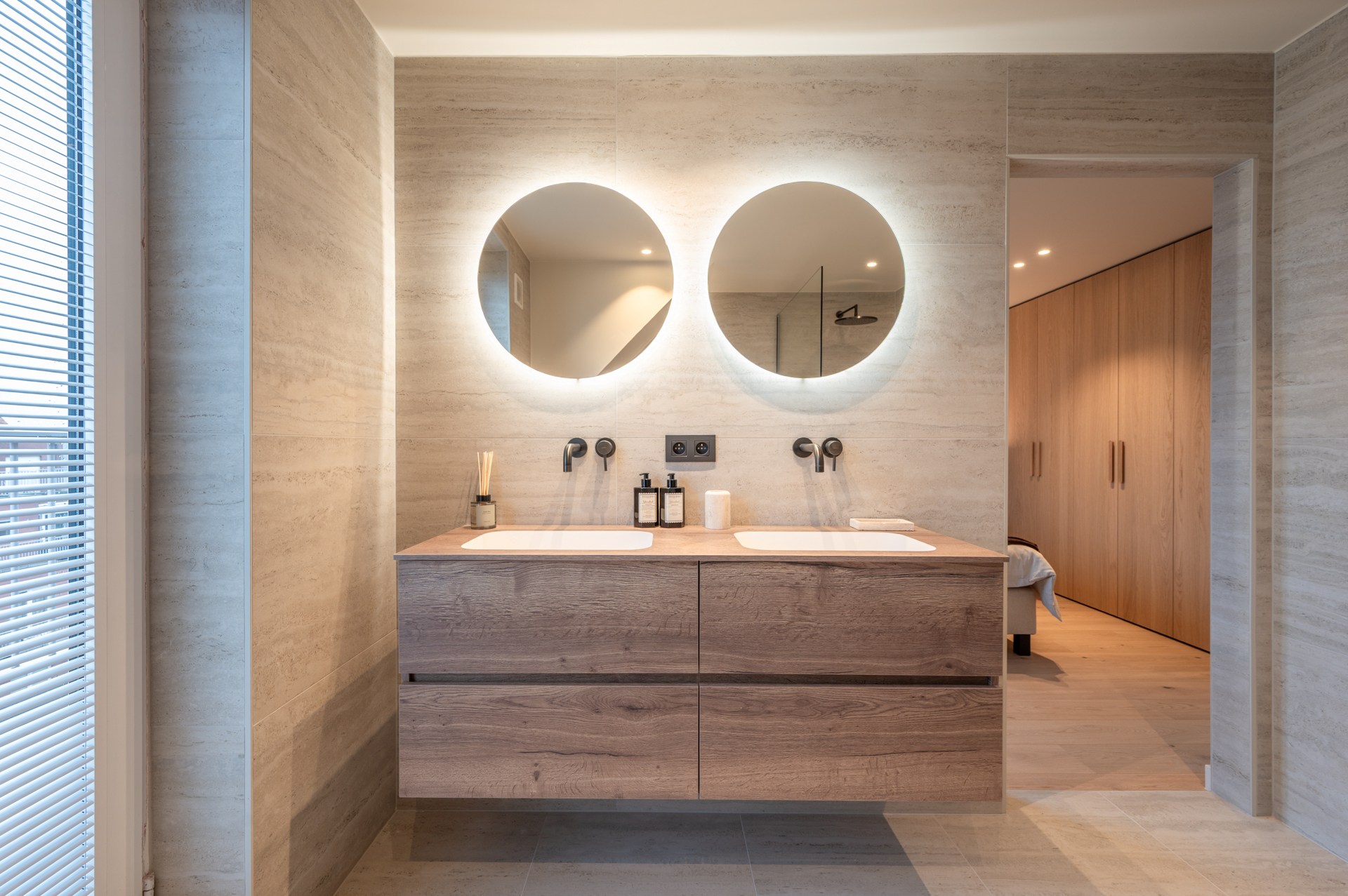 Appartement en duplex spacieux et rénové, orienté plein sud, situé dans un emplacement exceptionnel sur la Lippenslaan. 