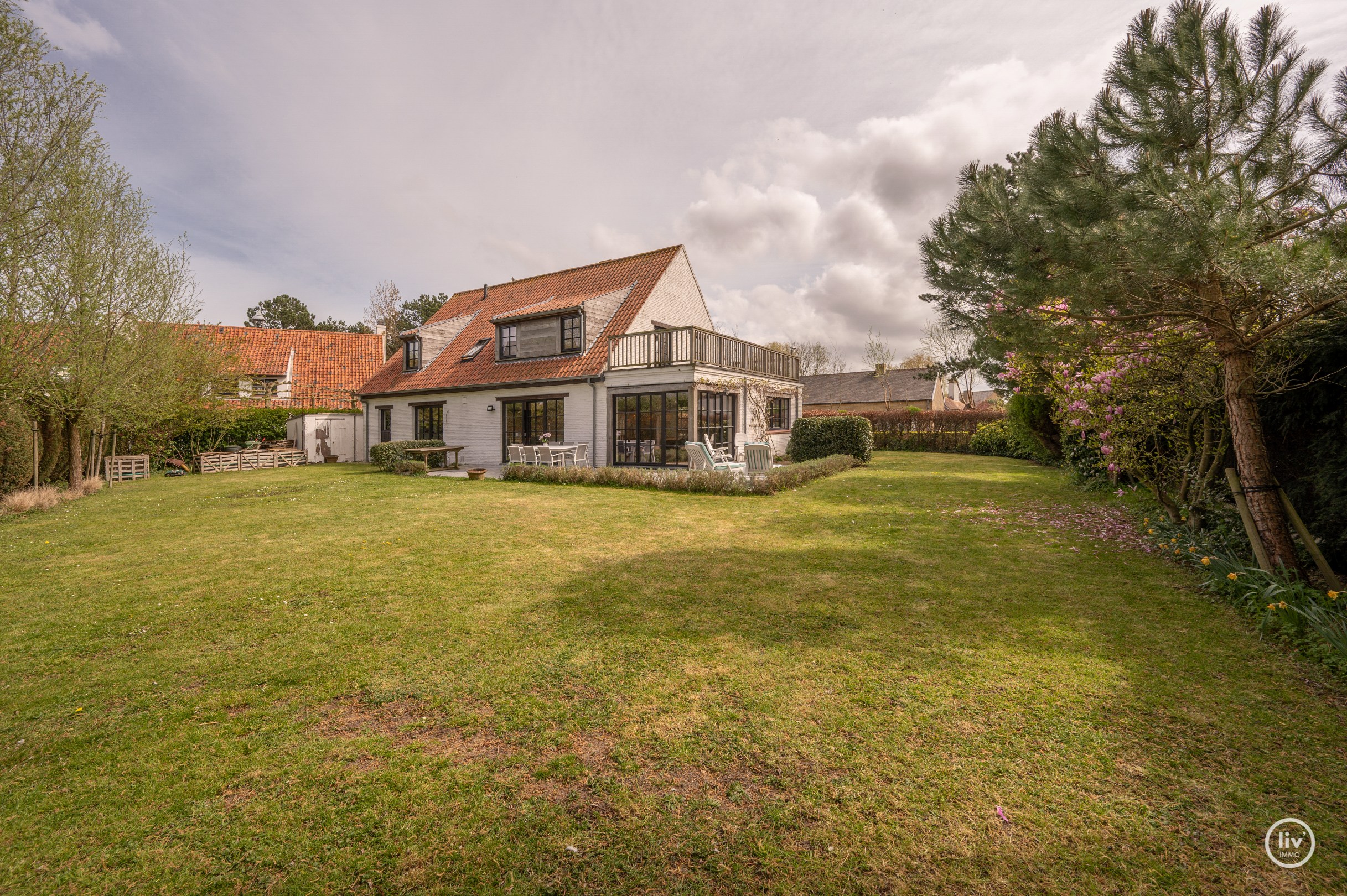 Prachtige vrijstaande villa rustig gelegen te Monikkendreef op een mooi perceel van 1000m2. 