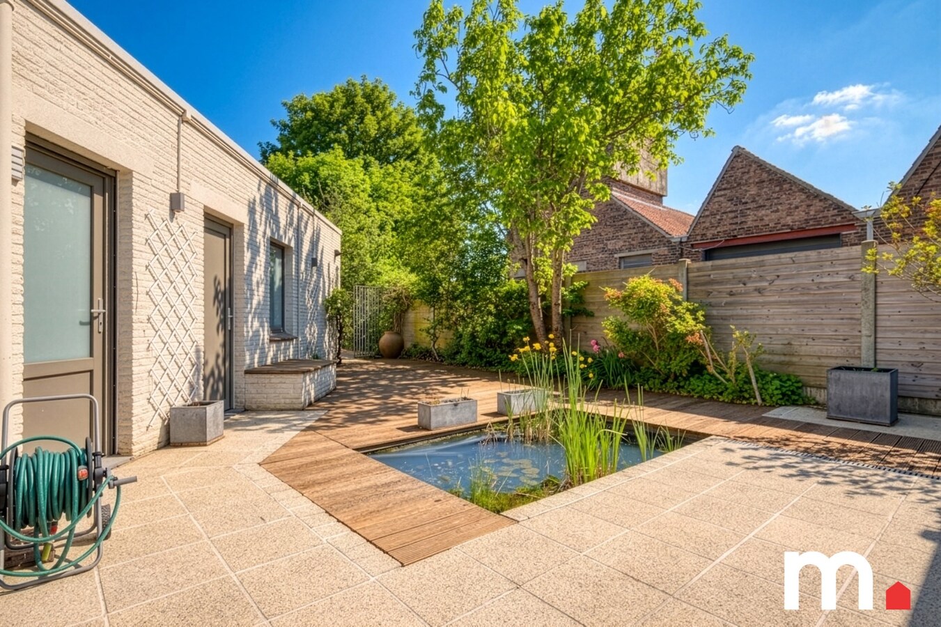 Centraal gelegen woning met privé parkeerplaats te koop in Heule ! 