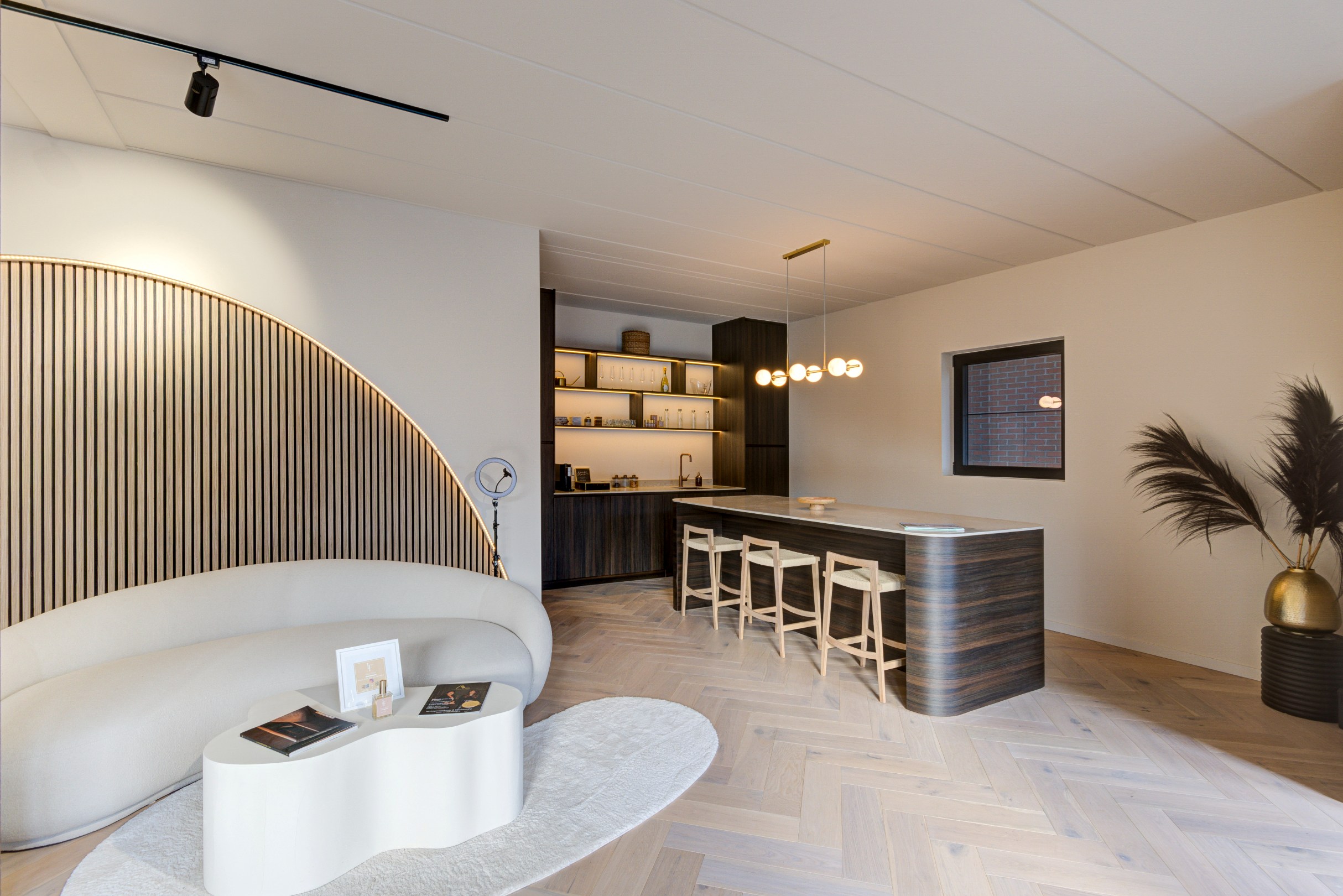 High-End Kantoor/ commerciële ruimte/ praktijk met luxe afwerking en 5 parkeerplaatsen. 