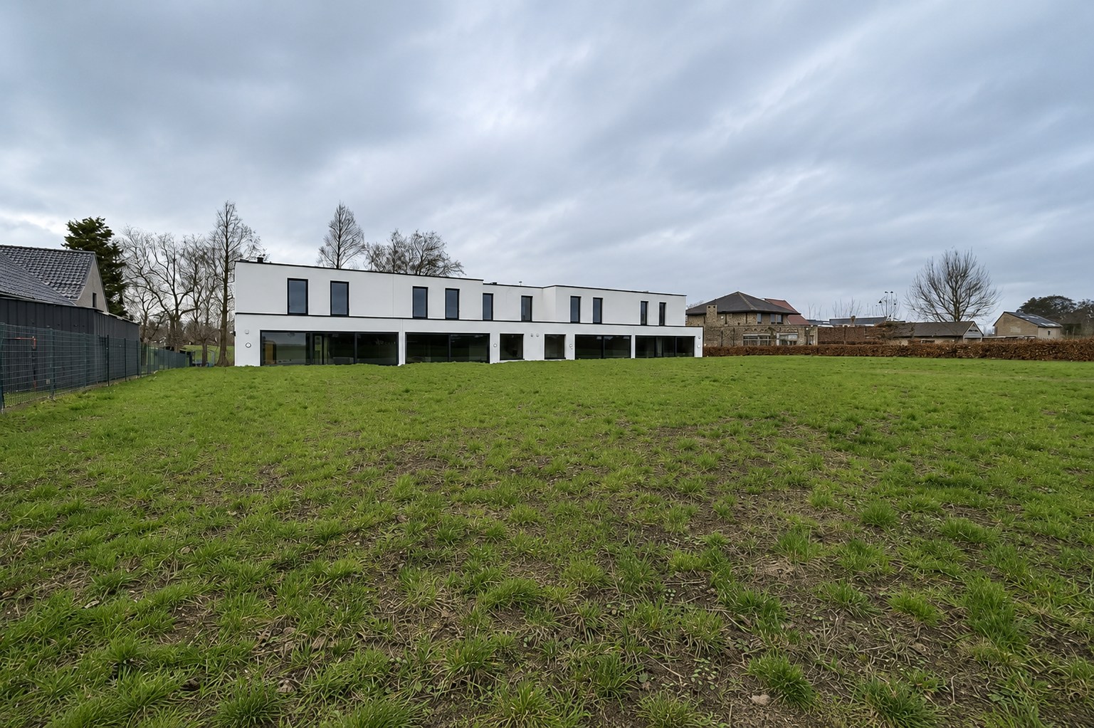 Ruime afgewerkte nieuwbouwwoning met landelijk zicht! 