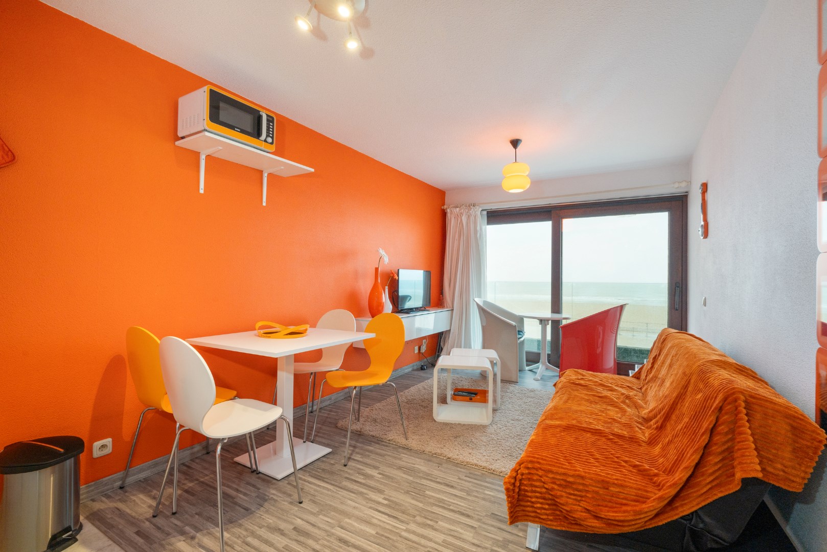 STUDIO MET FRONTAAL ZEEZICHT EN TERRAS OP TOPLIGGING 