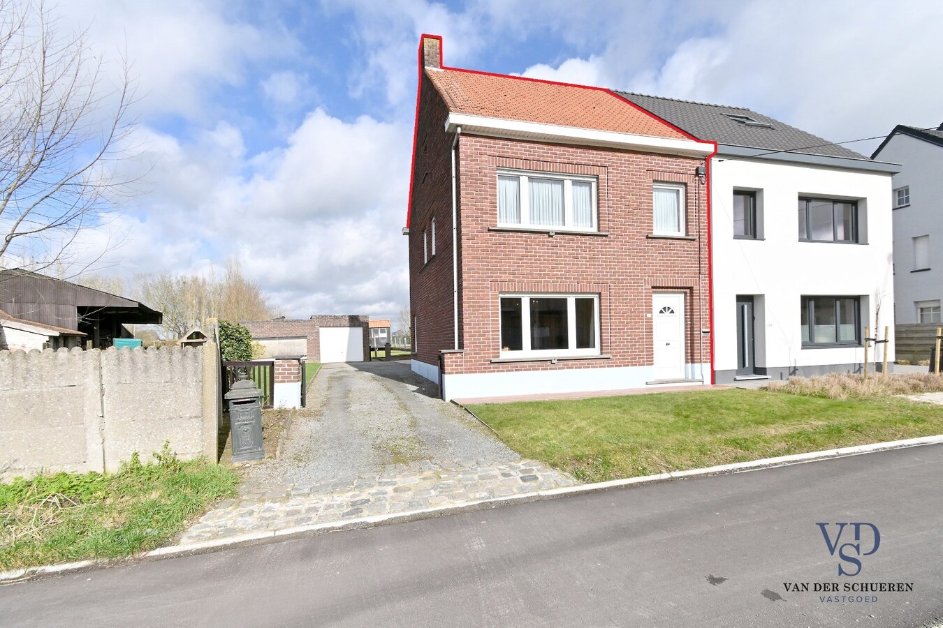 Half Open gezinswoning met potentieel 