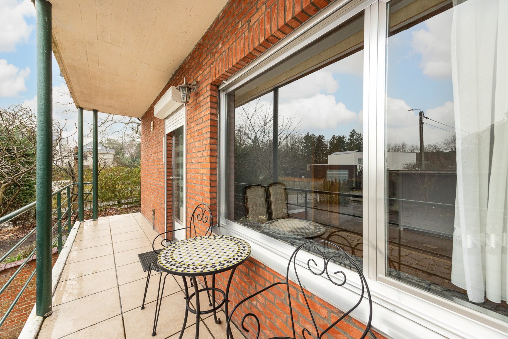 Gelijkvloers appartement met garage 