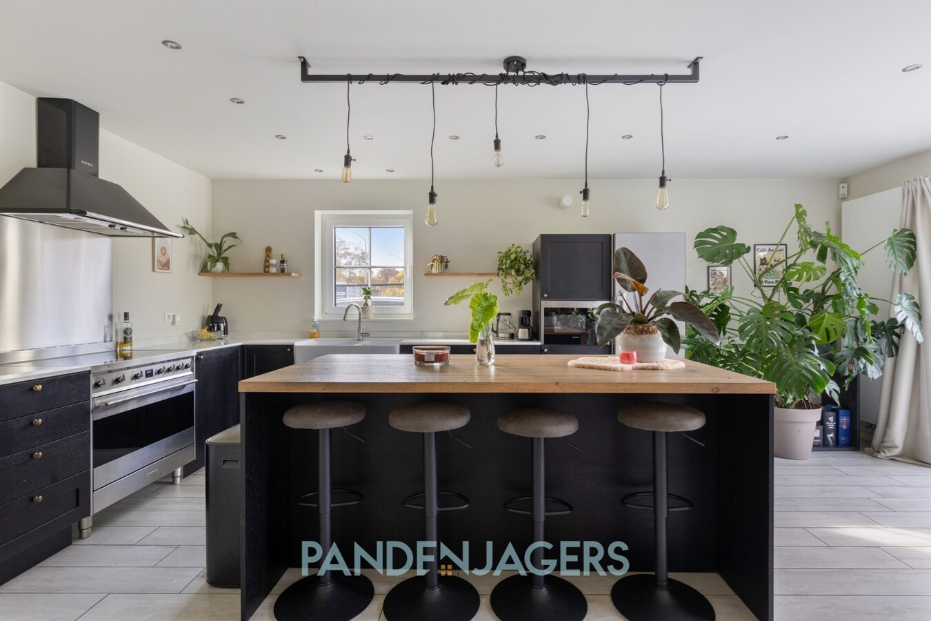 Recente energiezuinige woning met 6 slaapkamers, laadpaal en ruim perceel 