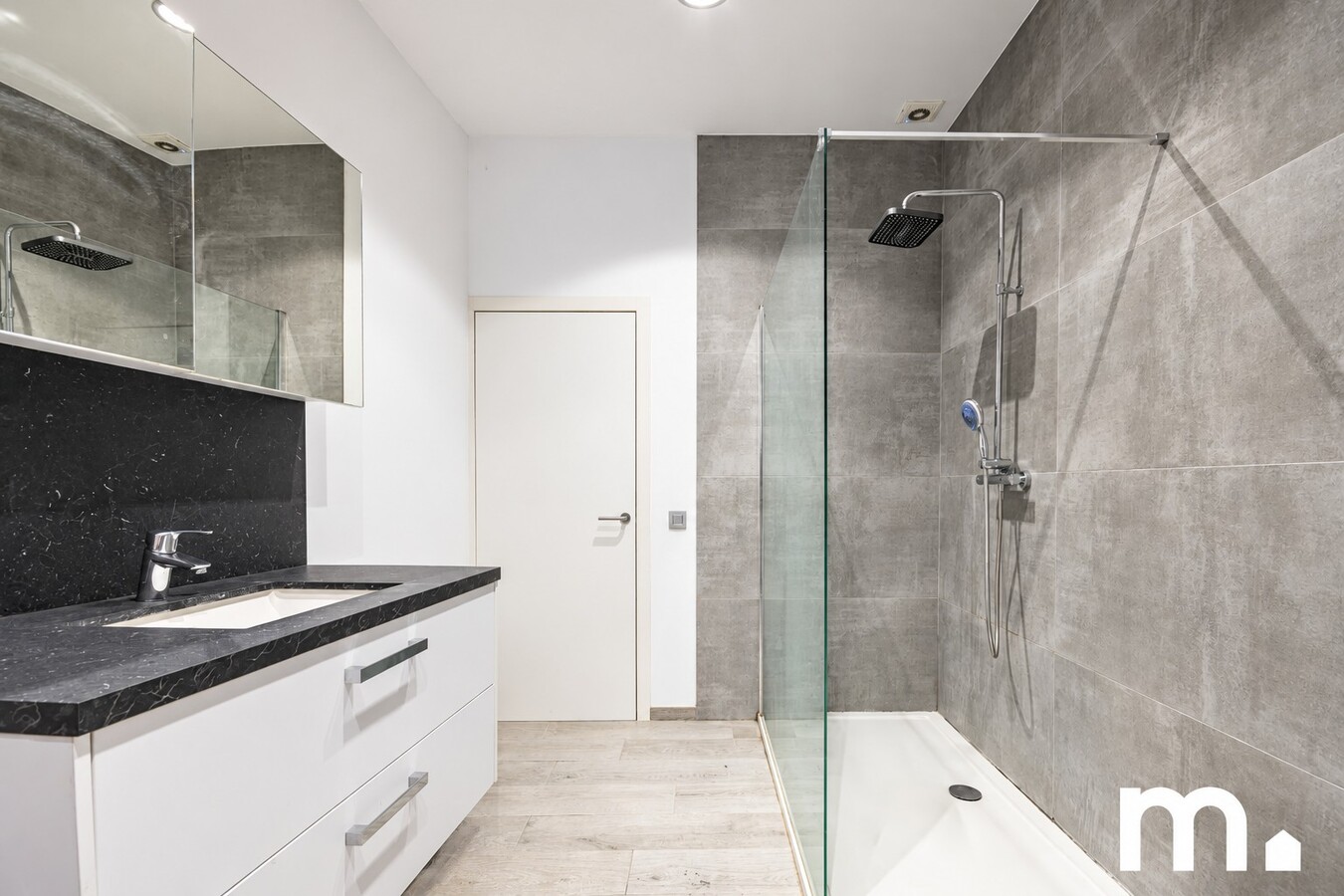 Instapklare woning met 4 slaapkamers, ruime zolder en 16 zonnepanelen in Izegem! 